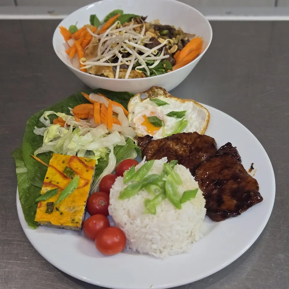 Cơm Sườn Chả Trứng Nướng Và Trứng Ốp La