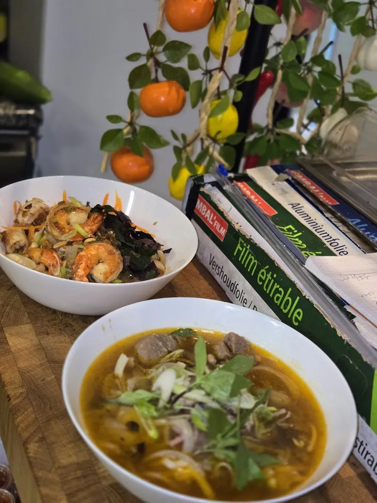 Phở Bò Viên Và Tái Nam Bún Crevettes Nem